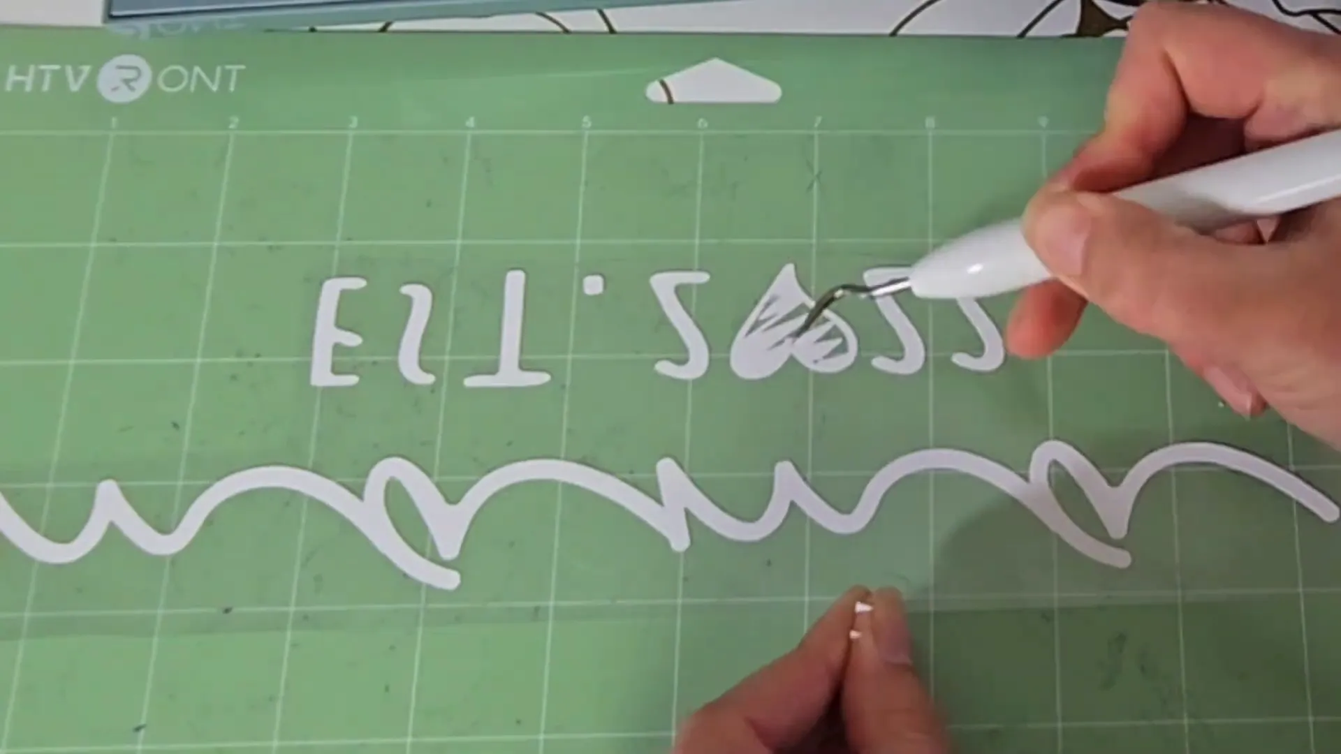 Weeding heat transfer vinyl design