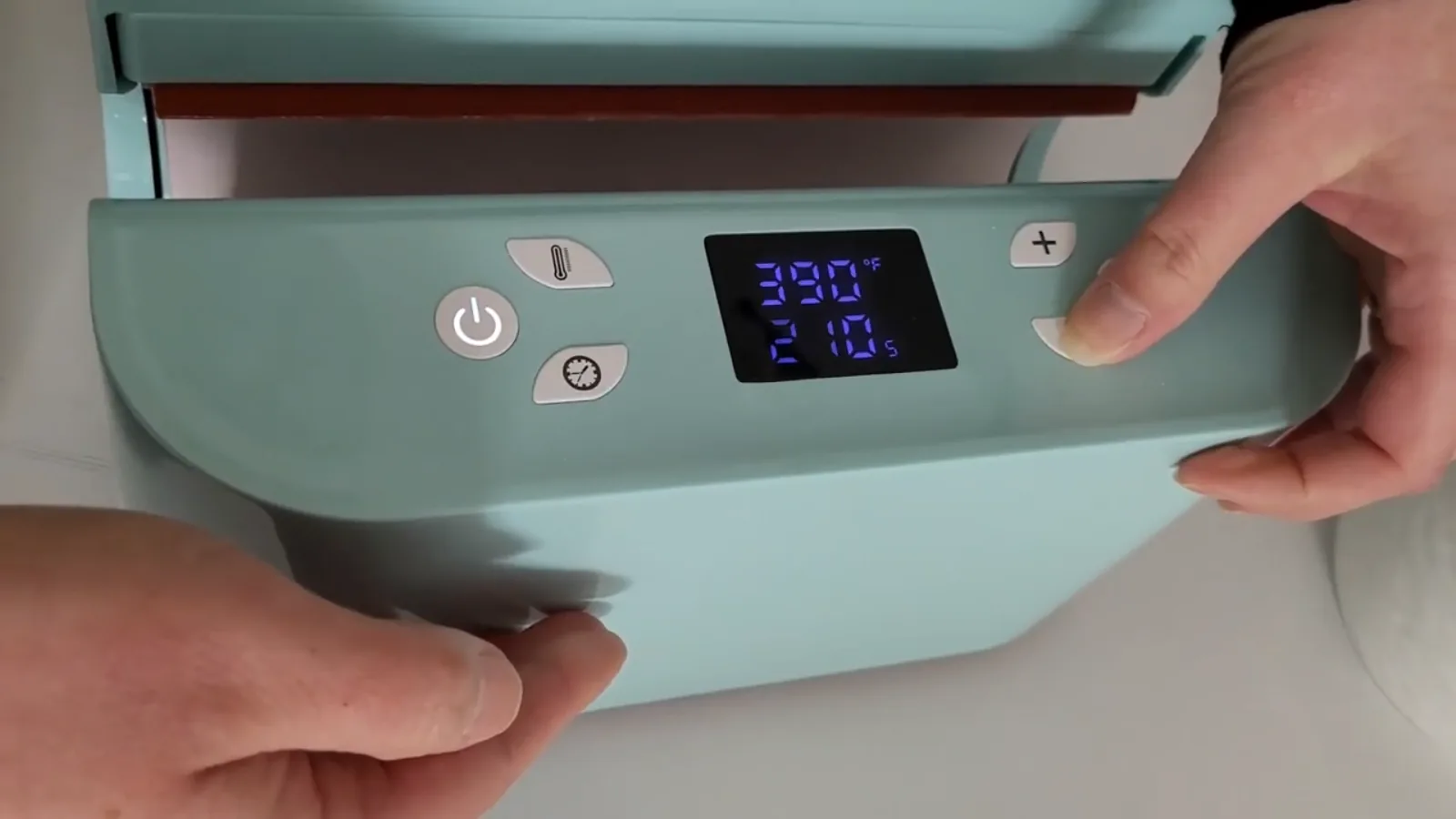 Mug press control panel set to 390 degrees Fahrenheit for 210 seconds