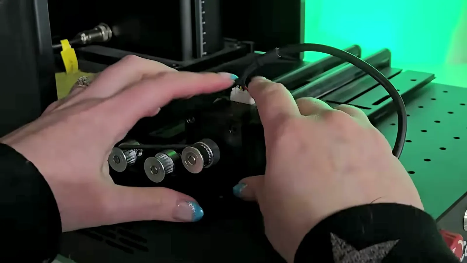 R5 rotary roller cable plugged into the back of the ComMarker Omni X